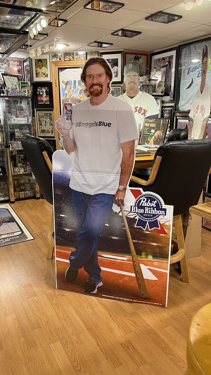 boggs328's tweet image. Someone finally came for a visit to @TheBoggsTavern! The @ChickenMan3010 has come home to the bar and museum which celebrates all aspects of his playing and post-playing careers! @PabstBlueRibbon is the official beer in the Tavern. 😉🐔🐓🍗⚾️🍺🍻🥃 #BoggsisBlue @baseballhall