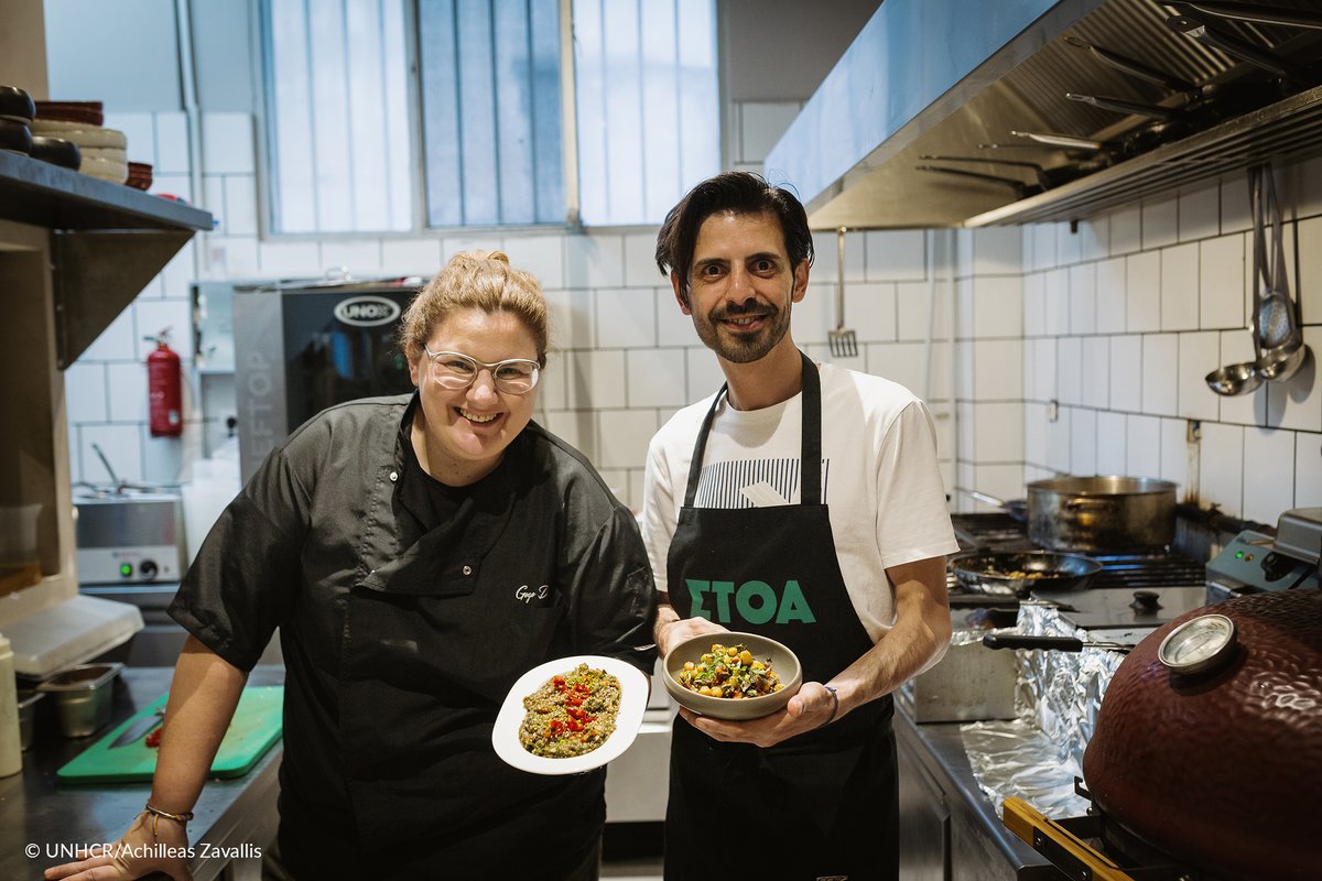 UNHCRGreece's tweet photo. 🍴Cooking #WithRefugees Festival returns to Athens for this #WorldRefugeeDay. 

Greek &amp; refugee chefs will team up to serve fusion dishes inspired by Syrian, Afghan, Ukrainian &amp; Cameroonian cuisine.

Join the Festival &amp; capture the flavour of hope!

https://t.co/7JJJ946xnG https://t.co/wNAn3FRNq9