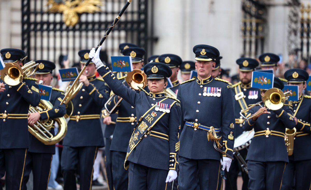 RAFMusic's tweet photo. Earlier this week the #CentralBand of the #RoyalAirForce under took Public Duties, otherwise known as #ChangingTheGuard at Buckingham Palace and St James's Palace alongside the @kingscolour_sqn ✈️ 

#RAFMusic 🎺✈️🥁

#NoOrdinaryJob #RAF #NoOrdinaryGig https://t.co/dyNMRTKUAR