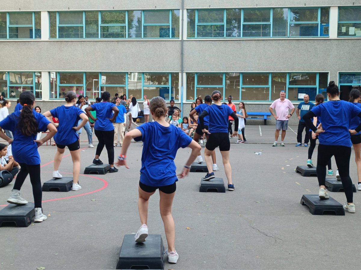 Au Printemps du collège Rouault avec <a href="/YMerzi/">Yasmina MERZI</a>.
Le collège des excellences en éducation prioritaire.
Élèves et professeurs fiers de montrer leur travail.