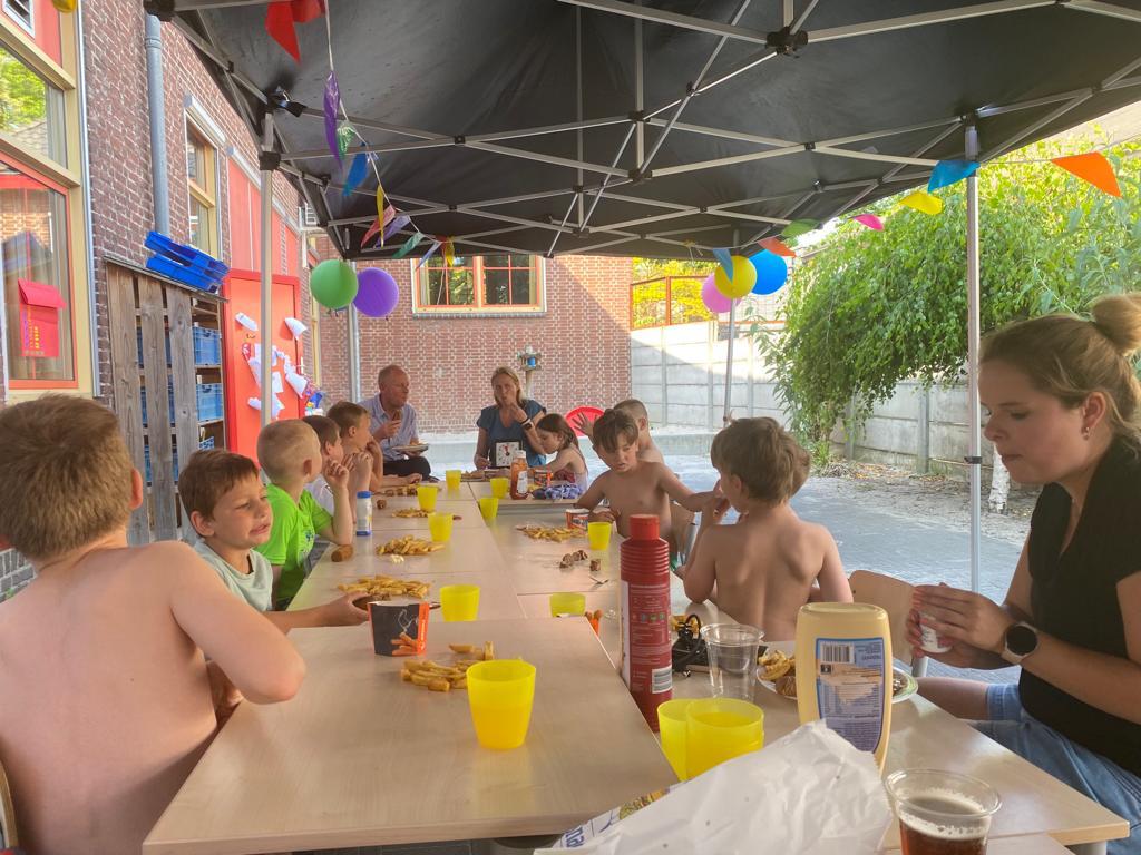 Schoolslapen voor de kleuters.
Enige tijd geleden zijn de groepen van het s.o. op bivak geweest in Westelbeers. De leerlingen van het v.s.o. gaan in de een na laatste schoolweek nog op kamp in Gemert.
De allerjongsten hebben ook een ‘bivak’ gehad maar...
de-hilt.nl/Home/Nieuws/20…