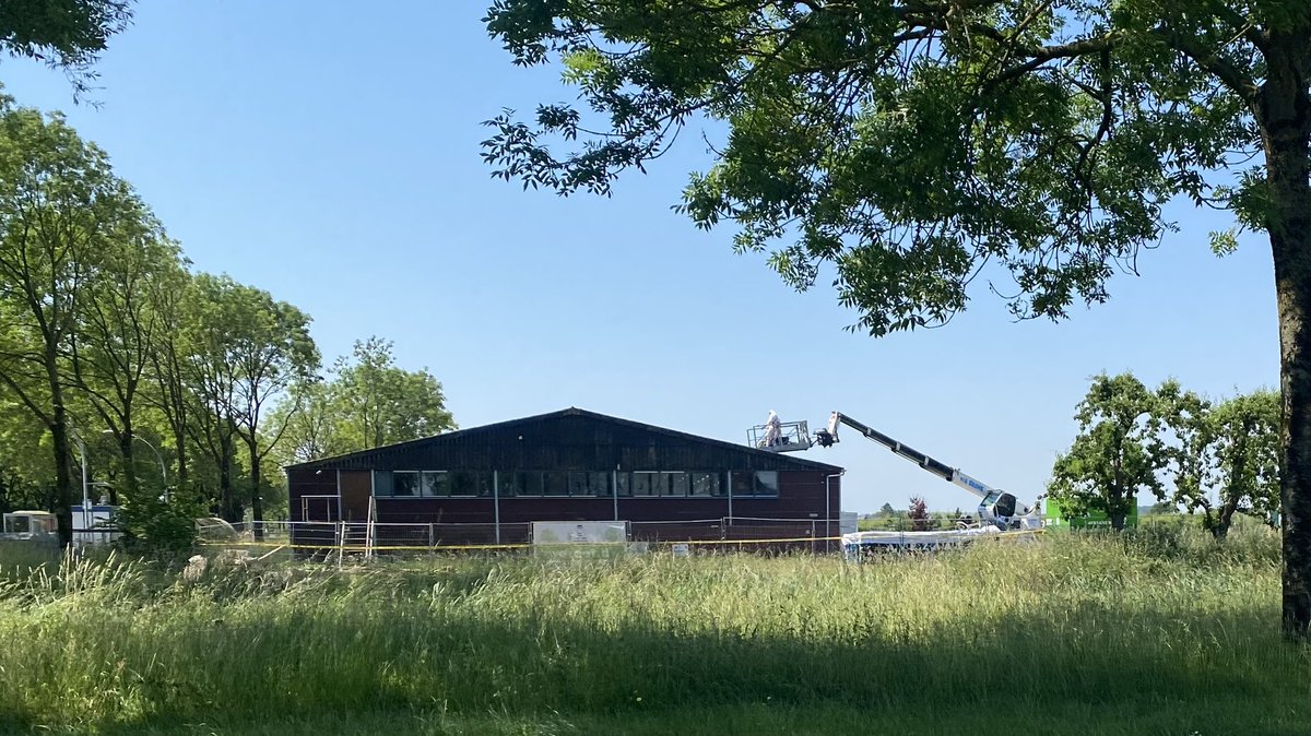 De sloop van de voormalige manege Het Kleine Ros in <a href="/GemWbDuurstede/">Gem.WijkbijDuurstede</a> is inmiddels begonnen. Dit om plaats te maken voor de flexwoningen die daar dit najaar zullen komen.