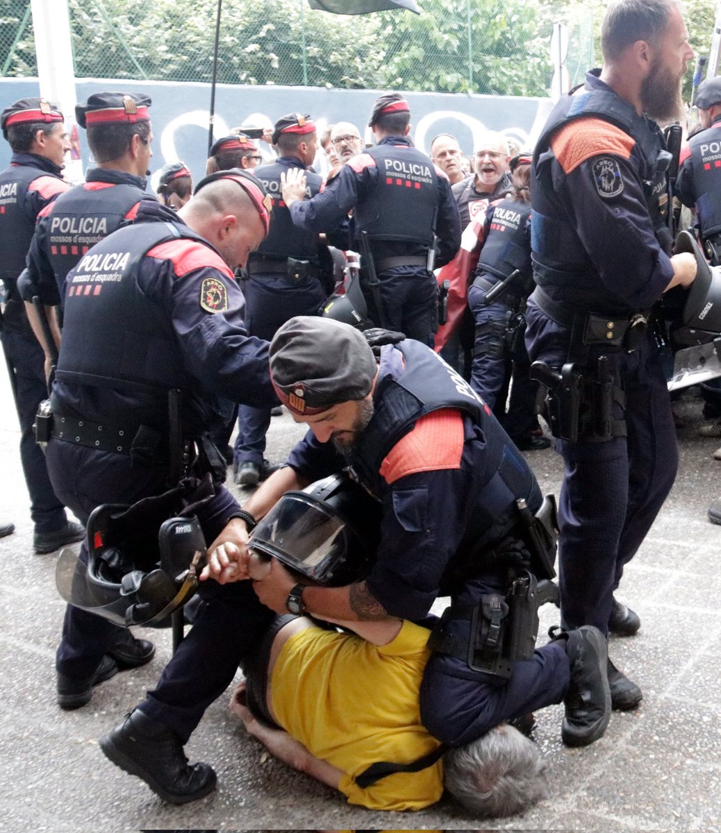 assemblea's tweet photo. ⬛️⬜️‼️ L'@assemblea i l'@ancgirona denunciem la desproporcionada, violenta i pèssima actuació del cos de @mossos contra els pacífics manifestants que expressaven el rebuig ciutadà als actes de la Fundació Borbònica Princesa de Girona.

❌ La monarquia borbònica és "non grata" a la ciutat i l'objectiu de la manifestació era col·locar una pancarta de rebuig a l'edifici que acull la seu de la fundació, però els Mossos ho van impedir amb violència injustificada.

🔢 També denunciem que alguns efectius exercien il·legalment sense número d'identificació i alguns agents exigien poder utilitzar la violència per dispersar els manifestants.

⚠️ Expressem tot el suport a en Quim Tell, que va ser detingut de forma violenta, i va acabar al terra amb el genoll d'un agent pressionant-li el coll.

🇪🇸 Ens avergonyeix aquesta policia que fa la feina al servei d'una monarquia imposada per Franco.

✊ Encoratgem la ciutadania a denunciar i rebutjar aquestes actuacions policials. La lluita per la República Catalana continua!