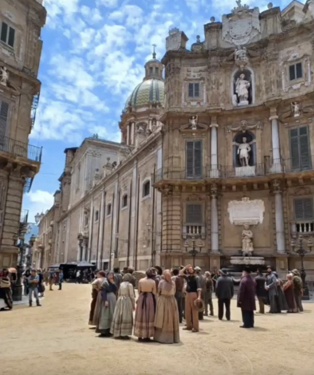 costa_costa1967's tweet image. La più antica via di Palermo si chiamava "marmorea" perché era lastricata già ai tempi dei Romani. Nel 1705 il lastricato fu rifatto tutto come attesta una lapide. Ma il film sul Gattopardo deve fingere una terra battuta per accreditare una specie di west prima dell'Italia.