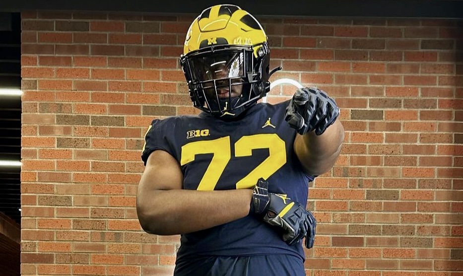 Toledo (OH.) Whitmer 2025 four-star OT Carter Lowe getting closer with #Michigan, <a href="/Coach_SMoore/">Sherrone Moore</a> after camping and winning top OL for second straight summer (VIP)

"I had a great time taking Coach Moore’s advice and appreciate the time he put into me."

247sports.com/college/michig…