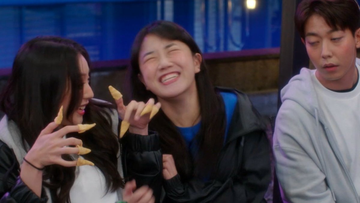 playkdramabingo's tweet photo. I love that no one even calls out the girl with the Bugles on her fingertips. There's one at every party. #kdramatwt #kdrama #buglefingers #buglenails #ohyoungsim https://t.co/A331w9iQpC