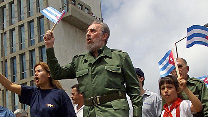 #FidelEnUnaFrase:
"Si otros transigen, si otros se dejan sobornar, si otros traicionan, #Cuba sabrá mantenerse como ejemplo de una revolución que no claudica, que no se vende, que no se rinde, que no se pone de rodilla". #BMCEnBelice
#EliminaElBloqueo 
#VamosConTodo