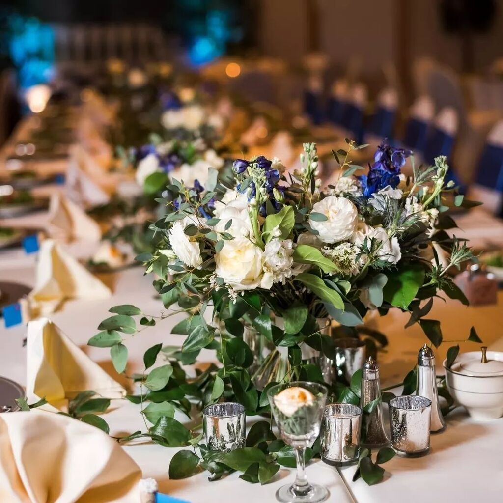 Still so obsessed with the blue accents for this reception set up. Such a beautiful pop of color💙

📷: @xiaoqiliphotography

#tablesetting #receptionsetup #receptioninspo #blue #bluewedding #blueaccents #flowersofinstagram #weddingflowers #receptionvi… instagr.am/p/CtRtdwjSv-H/