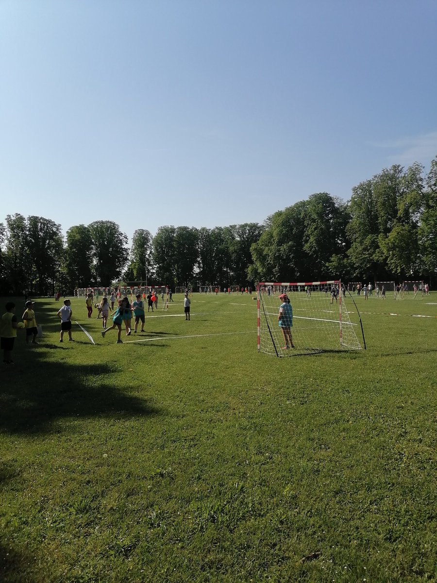 Reims urban nature : handball au parc de Champagne
20 classes du CP au CM2 se sont rencontrées aujourd'hui lors de matchs aux règles simplifiées.
Bravo aux jeunes joueurs ! 
Merci aux organisateurs. 
#Reimsurbannature
#handball
#villedeReims 
#Reimseuropeclubhandball