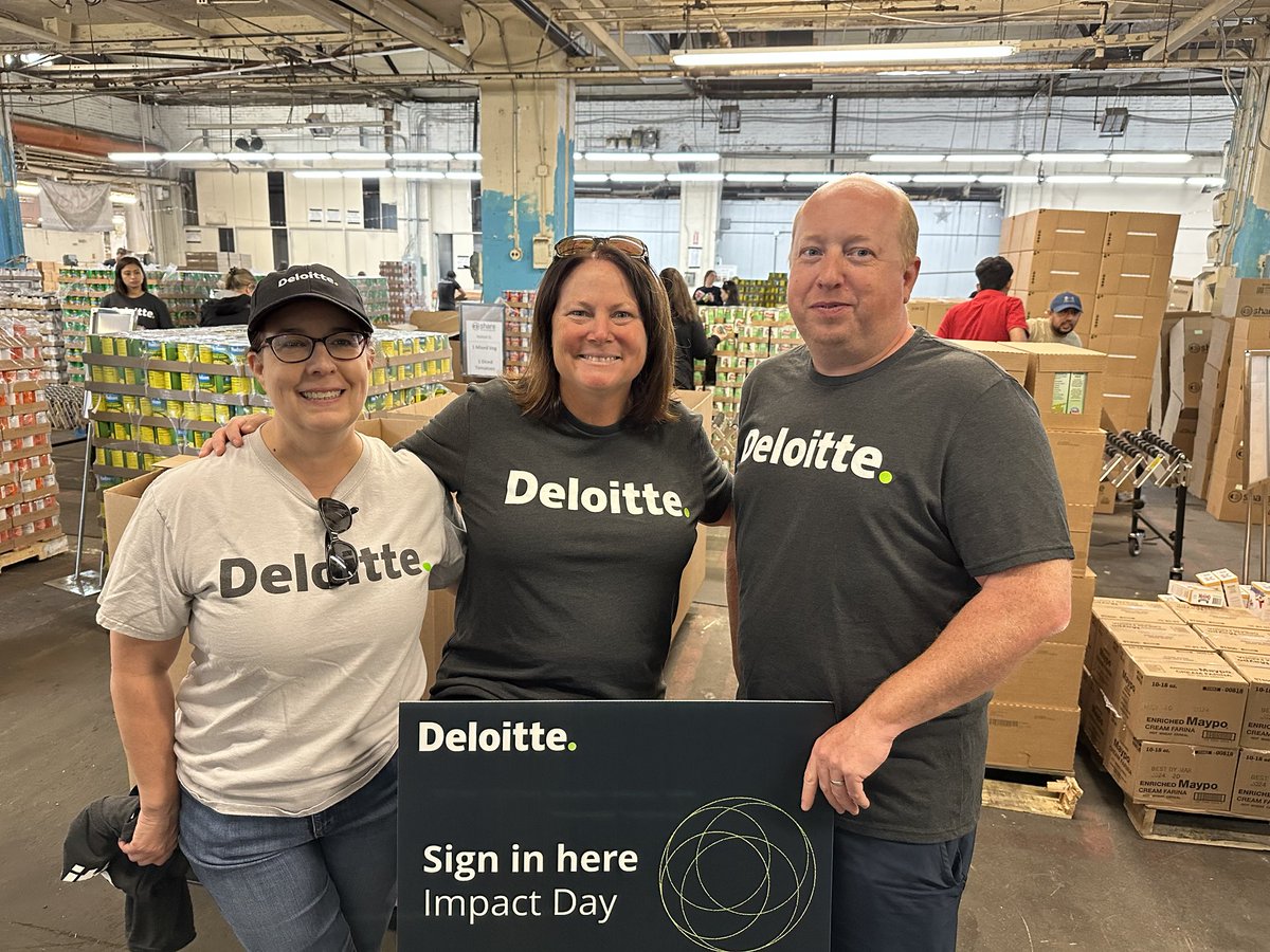 slpfeffer's tweet photo. Loved starting my morning at ⁦@sharefoodphilly⁩.  My ⁦@DeloitteUS⁩ colleagues and I were hands on supporting their amazing work!  #ImpactThatMatters #ImpactDay https://t.co/qRwzGEcS9d