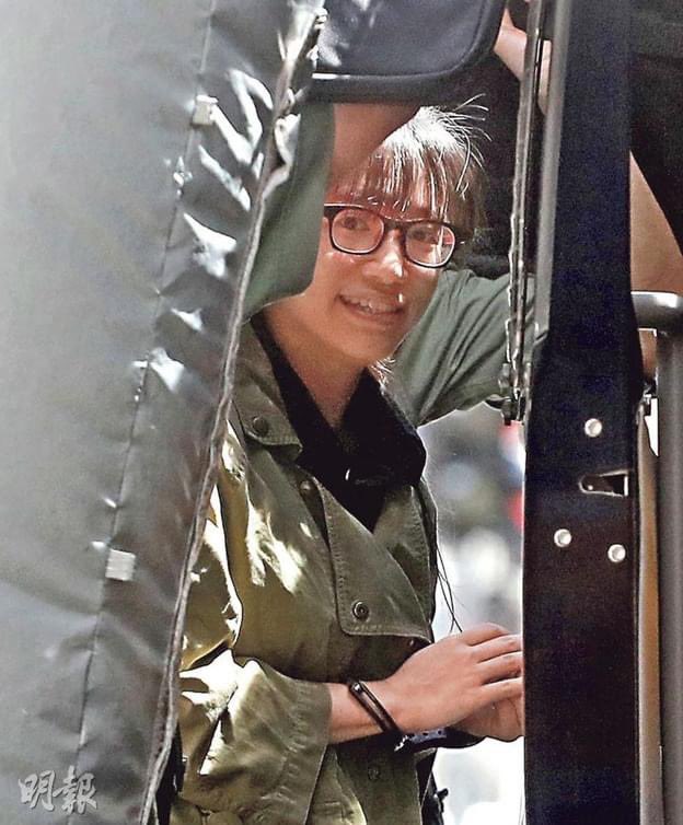 A rare yet powerful photo captured #ChowHangTung after she’s being detained. 
In solidarity with all HK political prisoners✊🏻

Photo credit: 李紹昌 / Ming Pao