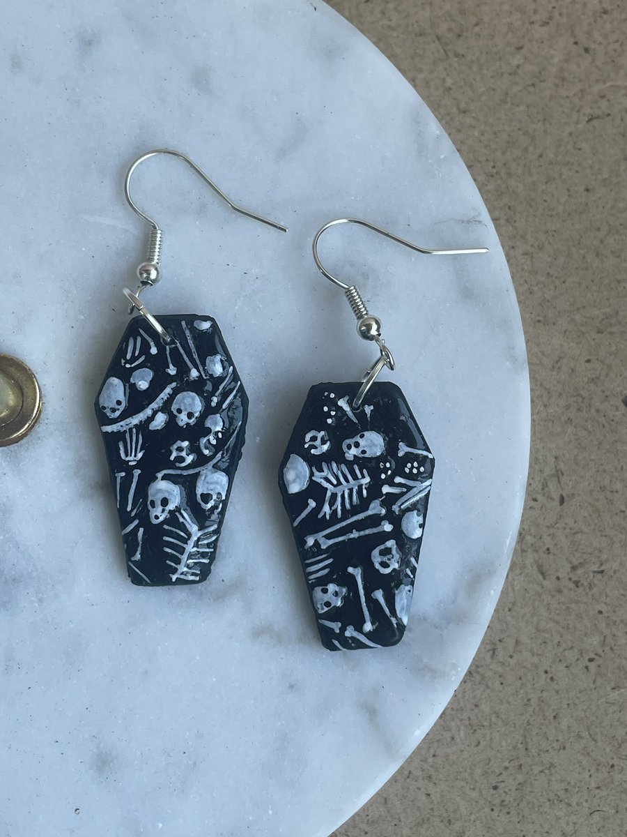 More miniature skeleton surprise earrings, this time in a coffin shape 💀 with matching necklace available [TephraArts @ Etsy]
#handmade #handpainted #skeletonsurprise #valheim #archaeology #osteology #bones #skulls #anatomy