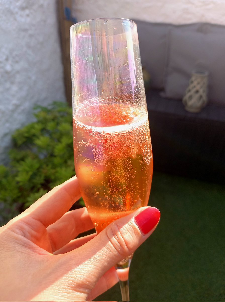 ThomasDebbieann's tweet photo. Happy Friday everyone! ❤️
#Rosecava #30degrees #Itsfridayiminlove 💋 #LoveSummer🥂 https://t.co/GN9nrGGKeb