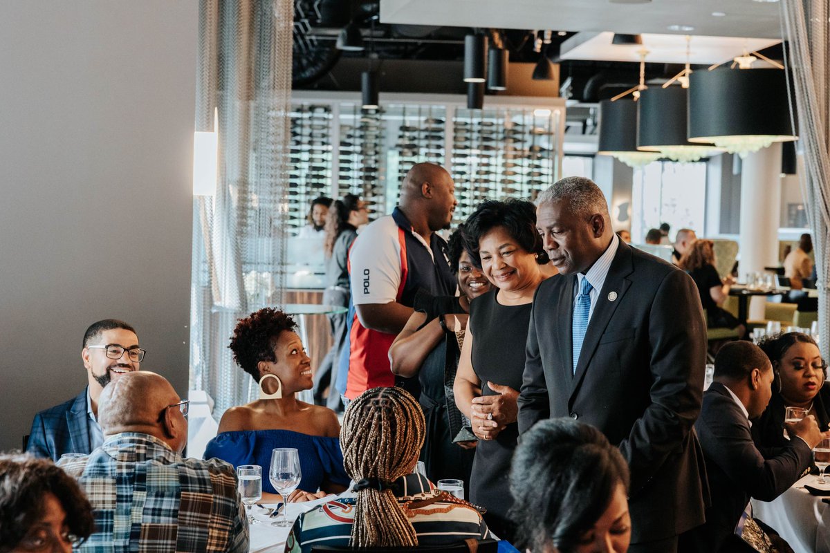 President Darrell K. Williams and First Lady Myra R. Williams pictured intermingling with our Alumni.
#onehampton