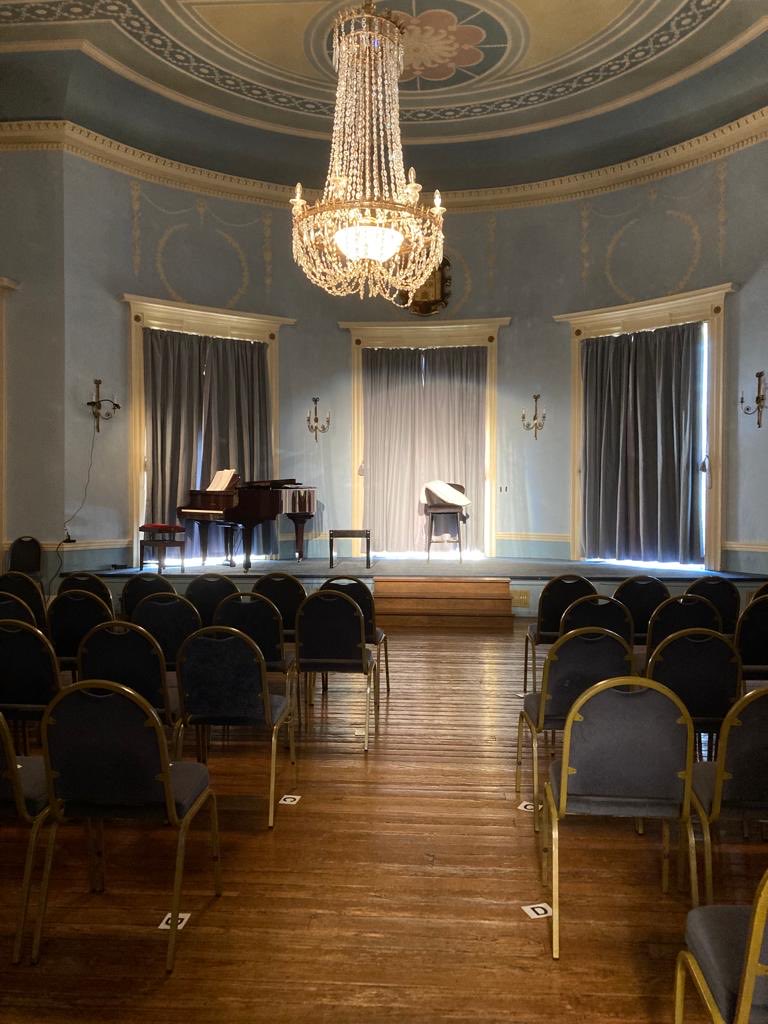 Gertie’s 1st Chandelier last night in Devizes Town Hall! Thanks to ⁦<a href="/devizesfestival/">Devizes Festival</a>⁩ ⁦<a href="/DevizesArts/">Devizes Arts Festival</a>⁩