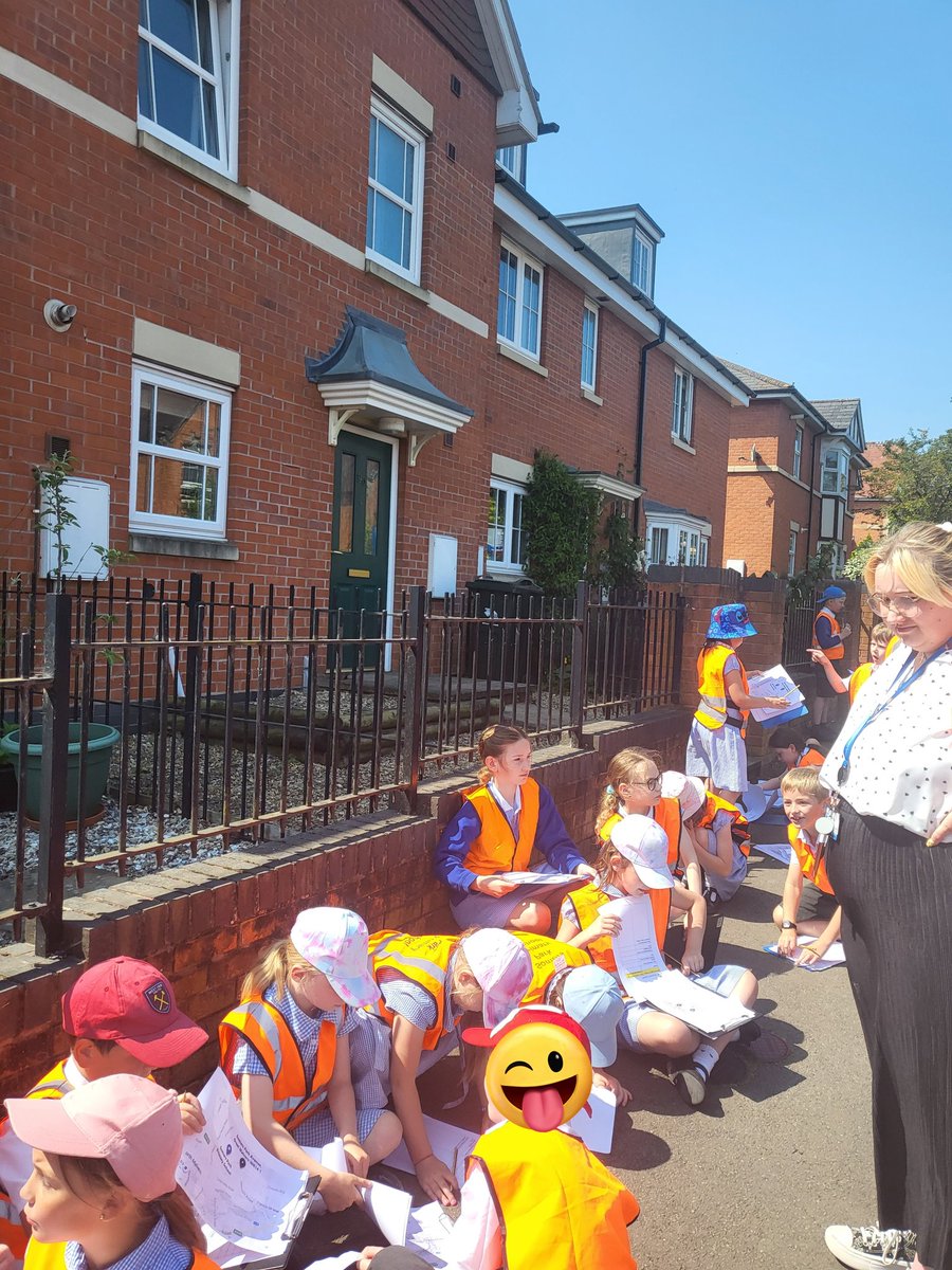SPMVPineClass's tweet photo. What a lovely day to go on a walk around our local area. We have looked at different ways the land is used and the different types of houses in Malvern. We stopped in the sunshine for a spot of sketching! https://t.co/nXg0r6mePb