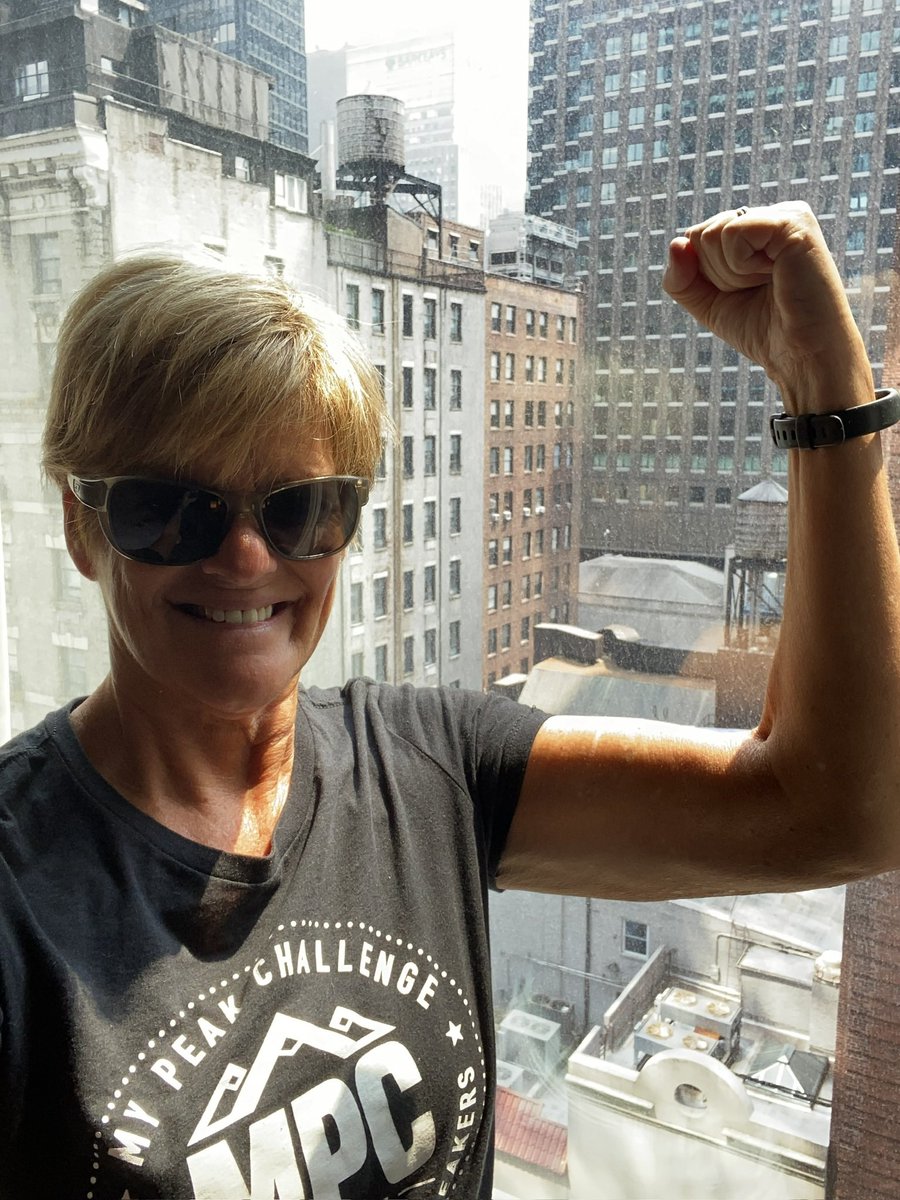 Happy #FlexFriday from NYC because that’s what we Peakers do! Wishing everyone a wonderful weekend! @MyPeakChallenge @MountainPeakers @SamHeughan #MPC2023 #mpsunglassesflex