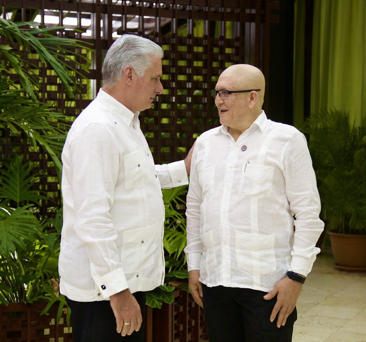 🇨🇺| El presidente cubano <a href="/DiazCanelB/">Miguel Díaz-Canel Bermúdez</a> recibió al Presidente de Colombia, <a href="/petrogustavo/">Gustavo Petro</a>, y al primer comandante del Ejército de Liberación Nacional, Antonio García, quienes se encuentran en #Cuba para el acto de clausura del Tercer Ciclo de la Mesa de Diálogos de Paz.