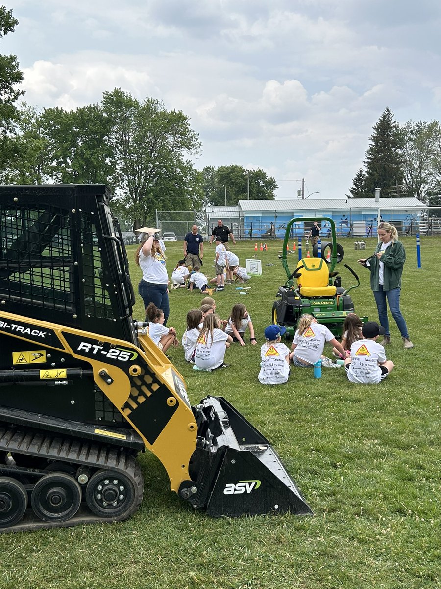 LauraFraser1522's tweet photo. Another great Progressive Ag Farm Safety Day! Students at Thamesford Public school visited stations to learn a variety of safety precautions.@county_oxford @ZorraFire @ZorraTwp https://t.co/ZUBEt1Qc1f