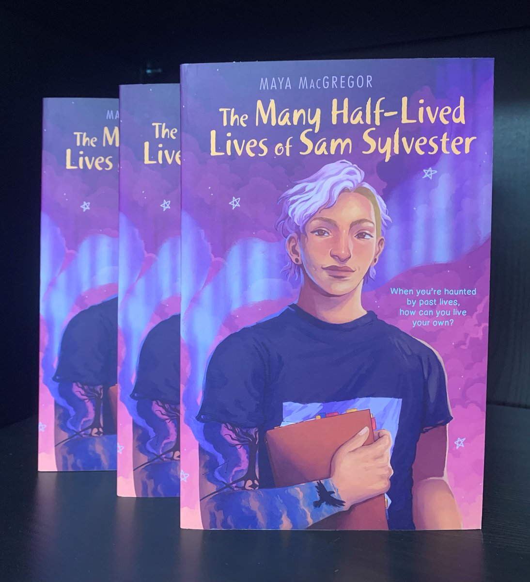 Weekend giveaway! RT/follow to enter

We're Celebrating #PrideMonth with a fab giveaway - 3 copies of @Maigheach's  'The Many Half-Lived Lives of Sam Sylvester' a queer contemporary YA mystery.

Blog has the deets>> bit.ly/3qz8gNq courtesy of @astrakidsbooks @GMC_D