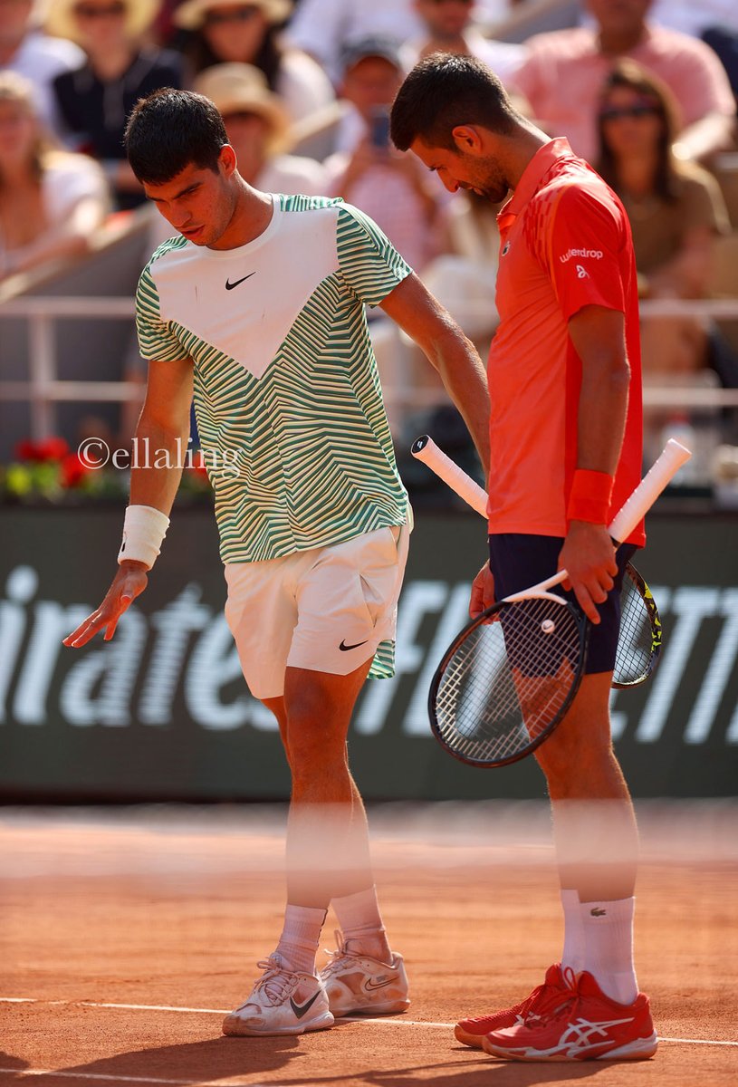 A frustrating ending to the most hyped match of this year's @rolandgarros - Novak very sporting throughout, as he always is 🤝 #alcaraz #djokovic @ShutterstockNow #tennisphotography #sportsphotography #cramp @CanonUKandIE