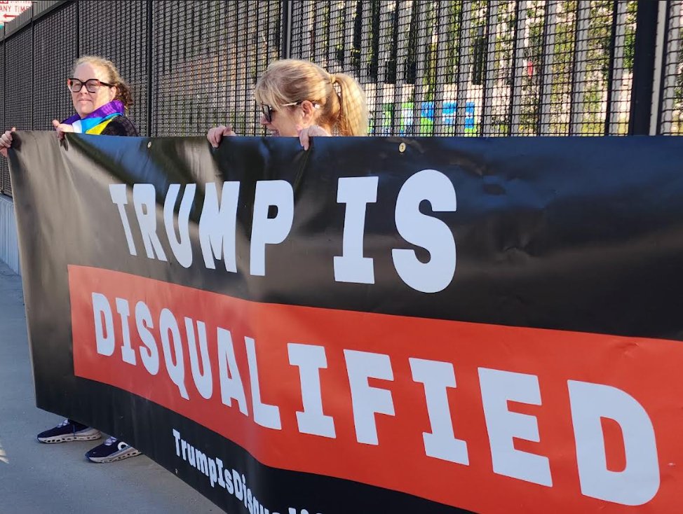 FSFP's tweet photo. Banner drops in LA and Oakland w/ @MiFamiliaVota. Take action: Tell @CASOSVote @DrWeber4CA to abide by the Constitution and bar Donald Trump + other insurrectionists from the ballot #14Point3 --> https://t.co/kEURYl3ZTT https://t.co/i5rHnghIx4