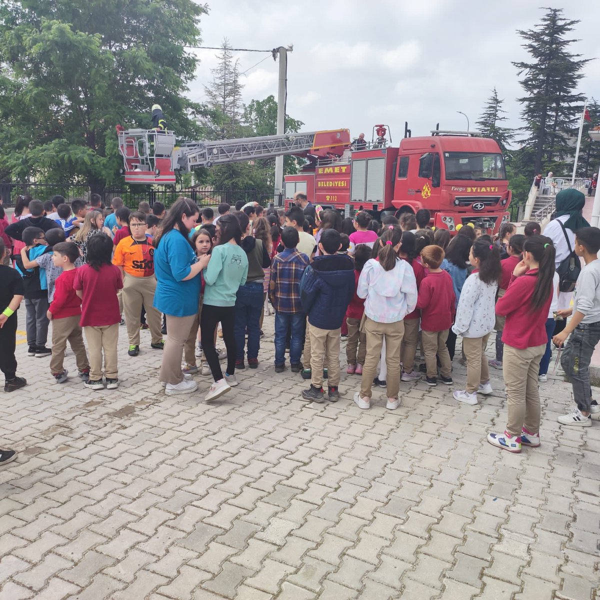 Meslek tanıtım etkinlikleri çerçevesinde Emet Belediyesi İtfaiye Müdürlüğü’nün değerli personelleri okulumuza gelip öğrencilerimize sunum yaptılar. <a href="/Bilalsen43700/">Bilal ŞEN</a> <a href="/Emetilcemem/">Emet İlçe Milli Eğitim Müdürlüğü</a>  <a href="/kutahyamem/">Kütahya İl Millî Eğitim Müdürlüğü</a>
