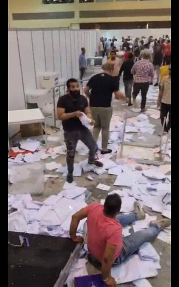 #حق_المهندسين_فين
#محاكمه_عاجله_للبلطجيه_واعوانهم

اين حق م احمد قشقوش الملقى على الارض بدون اسعافات