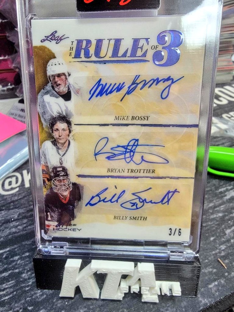 KTAuthentics's tweet image. #MikeBossy #BryanTrottier #BillySmith Rule of 3 Triple Auto /6 from @Leaf_Cards Art of Hockey #ktabreaks #LeafCards #LeafHockey #Hockey #NHL #Hockeycards #sportscards #collect #groupbreaks #casebreaks #breaks
.
.
.
Join a group break at ktabreaks.com