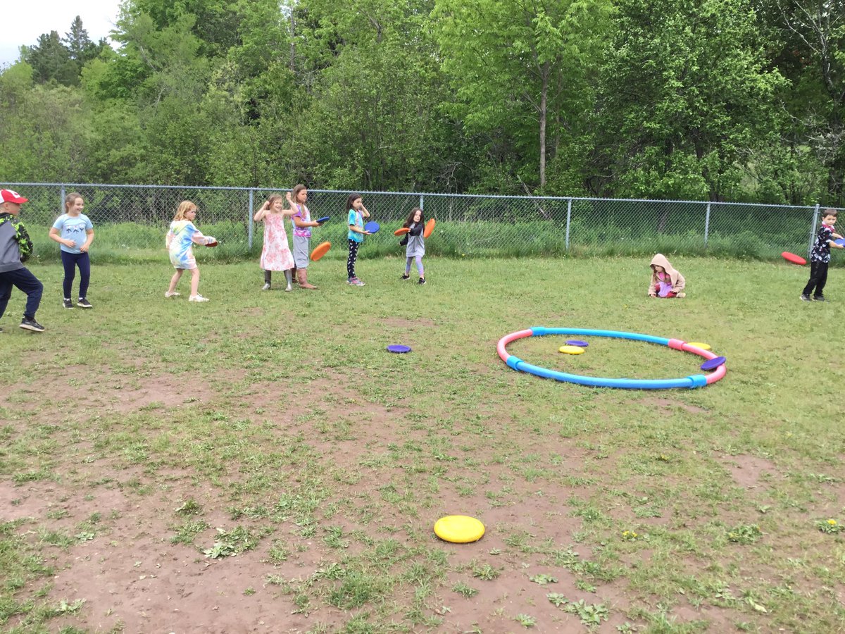 DATL_Physed's tweet photo. No rain and no wind means it’s a great day for learning Frisbee throwing 🌟 🎯🥏 @LeatherbarrowPS @ASDS_PhysEd https://t.co/Hv8twn723P