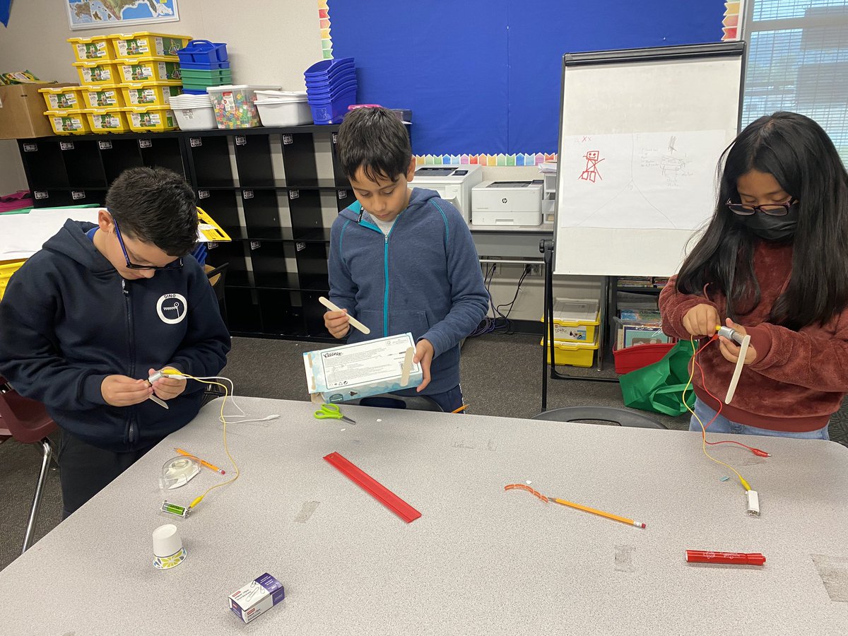 CortezPUSD's tweet photo. Stem Summer School…Students worked as robotic engineers today to create and program robots using simple circuits. @PUSDAlvarez @PomonaUnified #proudtobeawizard https://t.co/hu9NMGB4Sj