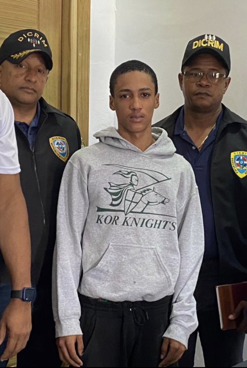 patriciajournal's tweet photo. 18 años tiene Juan Manuel Cedano, el joven que cercenó la mano a un menor de edad el miércoles cuando salía del liceo en SPM. Hoy se entregó como un angelito para responder por sus hechos. La justicia que se encargue. https://t.co/VQT2m9roDY
