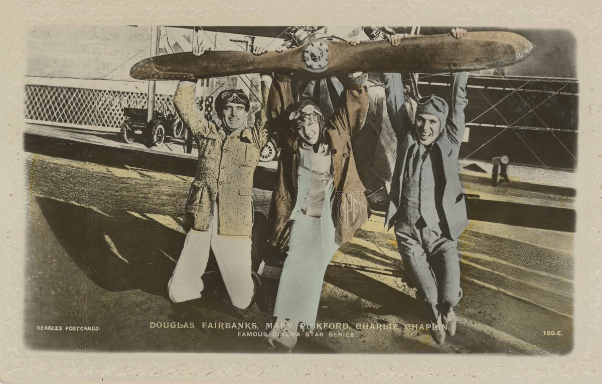 Mary hanging out with Douglas Fairbanks and Charlie Chaplin in 1919.

#marypickford #douglasfairbanks #charliechaplin #beaglespostcard