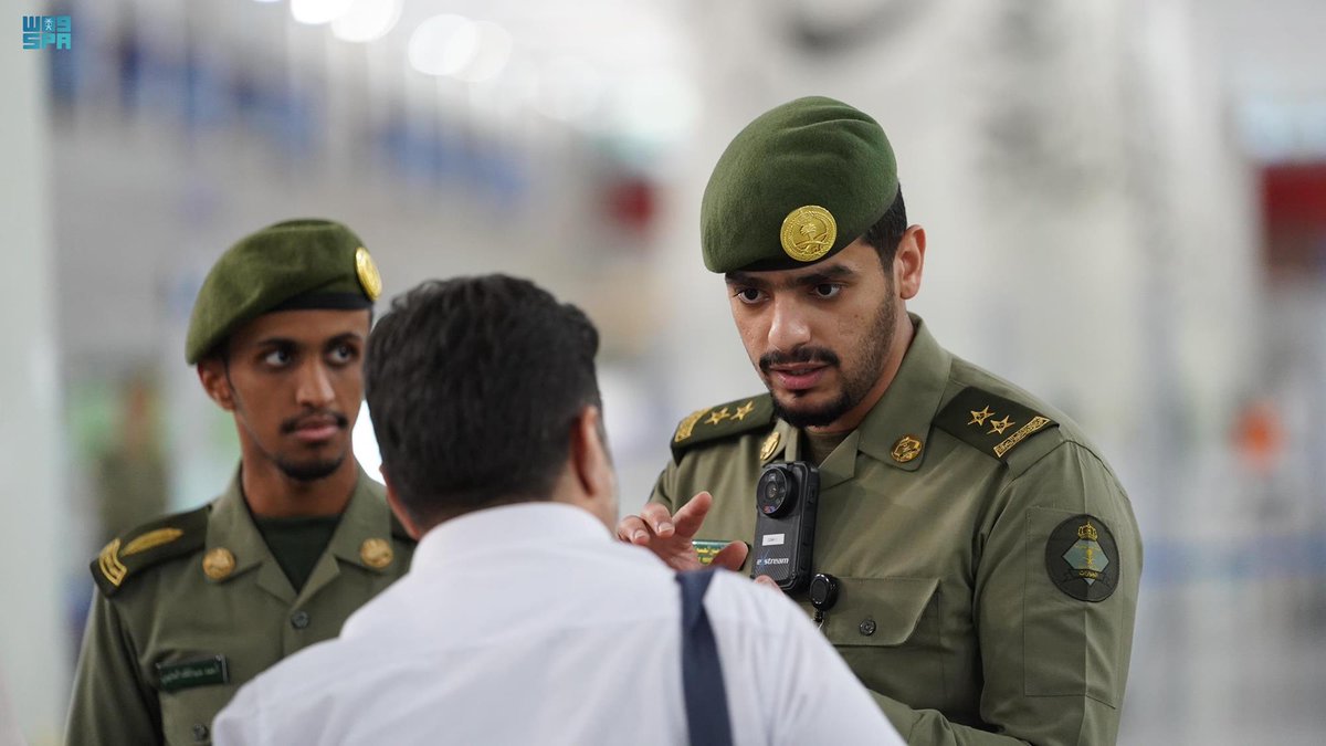 SPAregions's tweet photo. "الجوازات" تبدأ تطبيق استخدام كاميرات التوثيق في مطاري الملك عبدالعزيز والأمير محمد بن عبدالعزيز الدوليين.
https://t.co/PFHd5QUCSu
#بسلام_آمنين | #واس_عام https://t.co/Da4A5BoI34