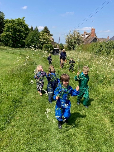 Look what we made in Forest School this week!
#beyoubesibford #SibfordEYFS #Teamwork #NaturalArt #nature #art #earlyart #ead #eyfs #earlyyears #forestschool