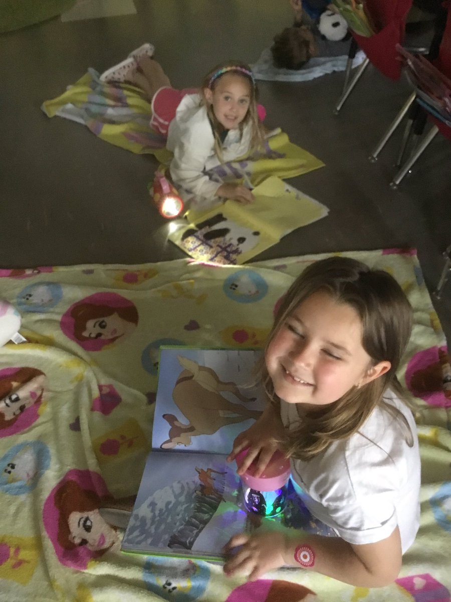 FeehanORH21's tweet image. Our Countdown continues with Bookworm Buddies…and a flashlight! 🧸 @ORHEagles21 #WeHelpChildren #makingitfun