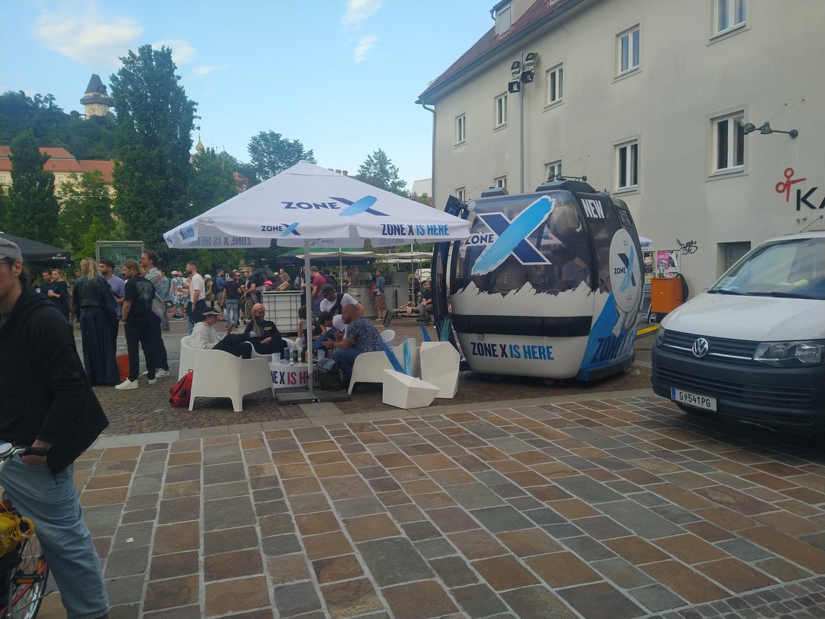 Ob ich noch den Tag erleben werde, an dem Festivals nicht als Feigenblätter für Werbeüberflutung des öffentlichen Raumes herhalten werden?