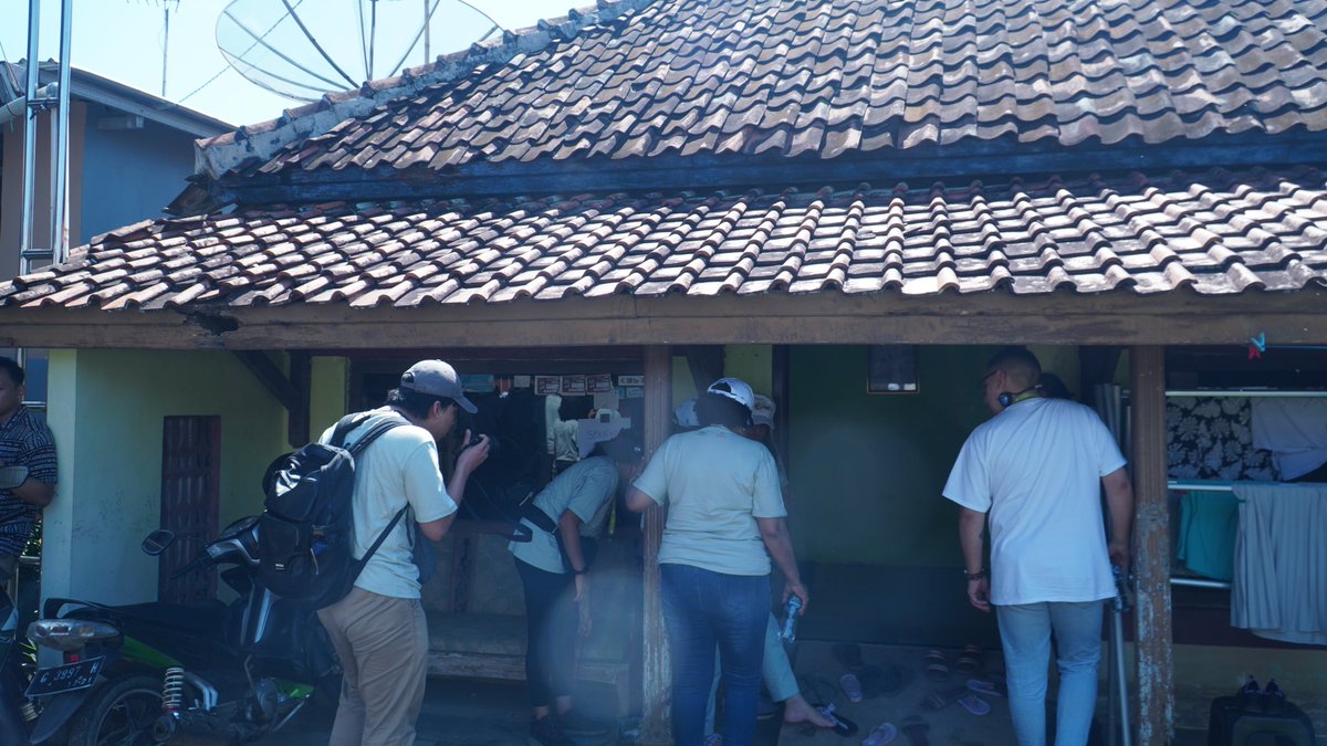 kemitraan_ind's tweet photo. Setelah mengunjungi Pusat Informasi Mangrove, para peserta kemudian melihat langsung ke lokasi pemukiman yang terdampak banjir rob dan pembuatan MCK Adaptif di Kelurahan Bandengan. Di Bandengan, mereka dapat berdiskusi langsung dengan masyarakat setempat 

@adaptationfund https://t.co/PwR8ds8ymD
