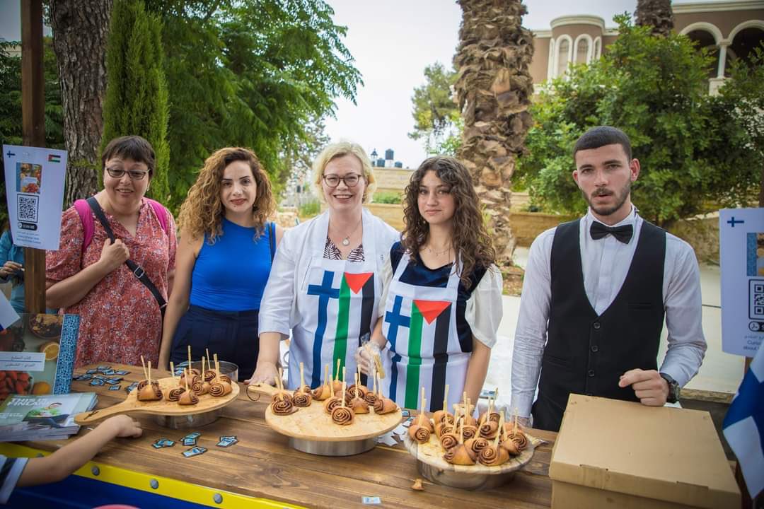 #TeamFinland with cinnamon rolls on the #EuropeDay2023 in Ramallah 🇫🇮🇵🇸🇪🇺