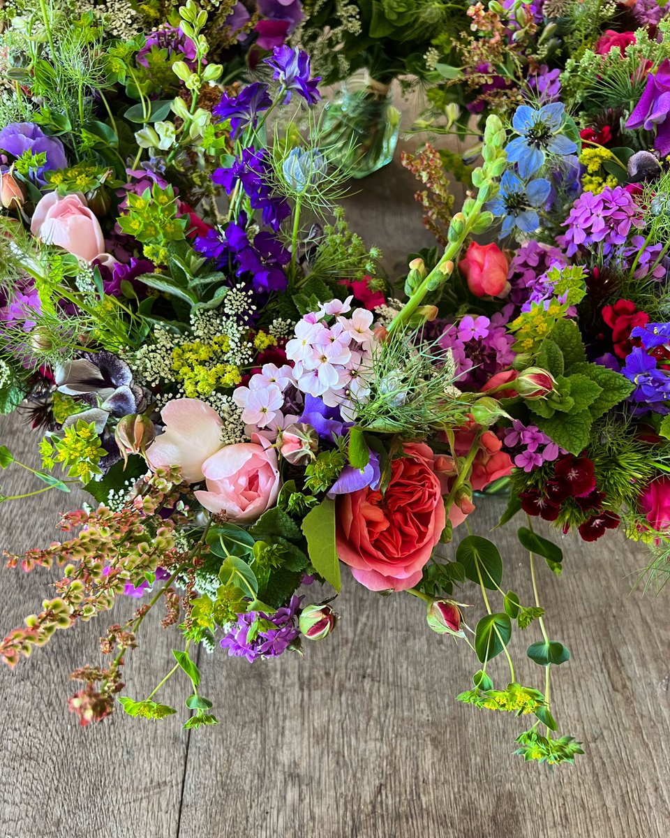 CommonFarm1's tweet photo. On the ‘tube this eve I challenge you all to get out into your gardens this weekend and make yourselves a #30stemchallenge x enjoy! #gardenflowers #juneflowers #juneflorist https://t.co/wFh77W3UCm https://t.co/PcJ7D3kU7n