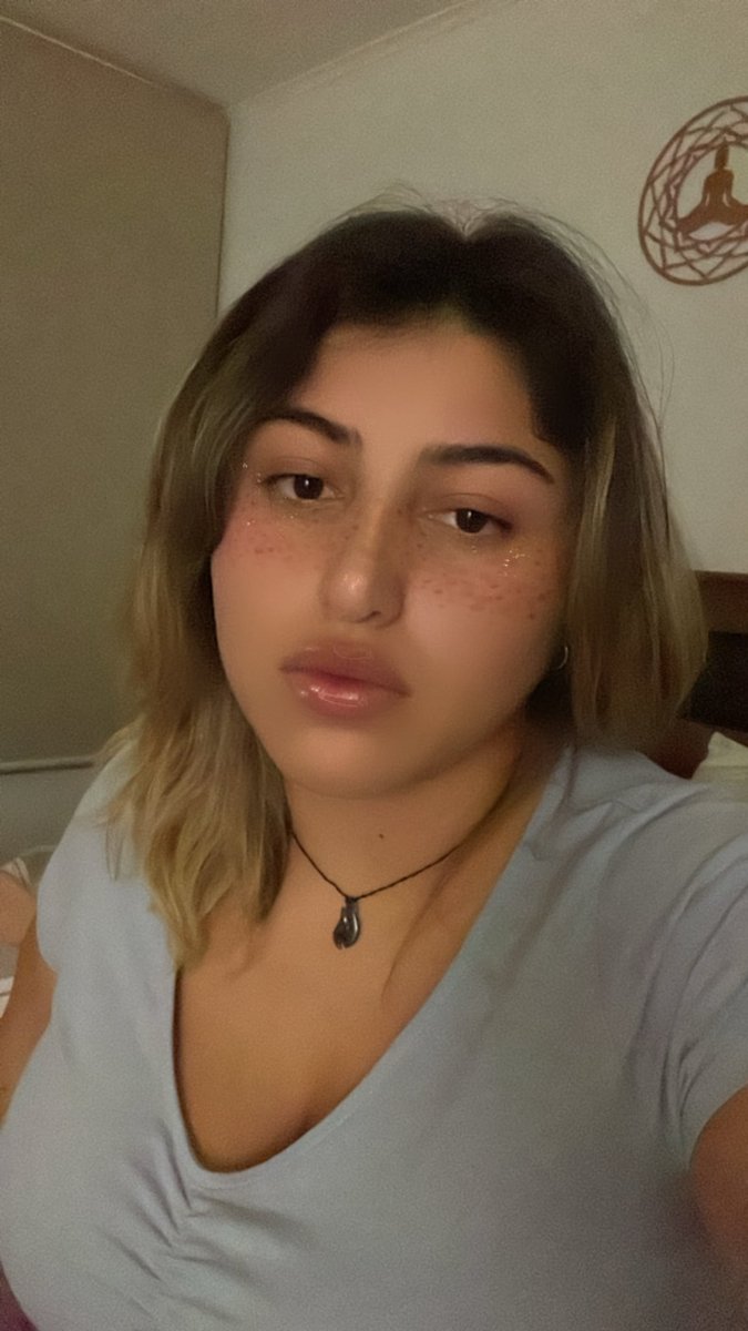 AlexiaDemons's tweet photo. Hello, me llamo Alexia, tengo 22 años y sigo a Vege desde que tenía 12 años y a Foosh desde el comienzo del QSMP, escribo y dibujo, me gusta mucho ayudar a traducir y amaría tener más mutuals🤏🏽 tqm #GuapoozerWeek https://t.co/RTut806XCR