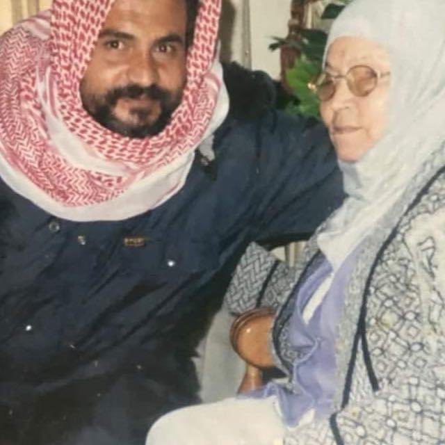 الشهيد جمال ابو سمهدانة ووالدته، في ليلة من ليالي انتفاضة الاقصى.