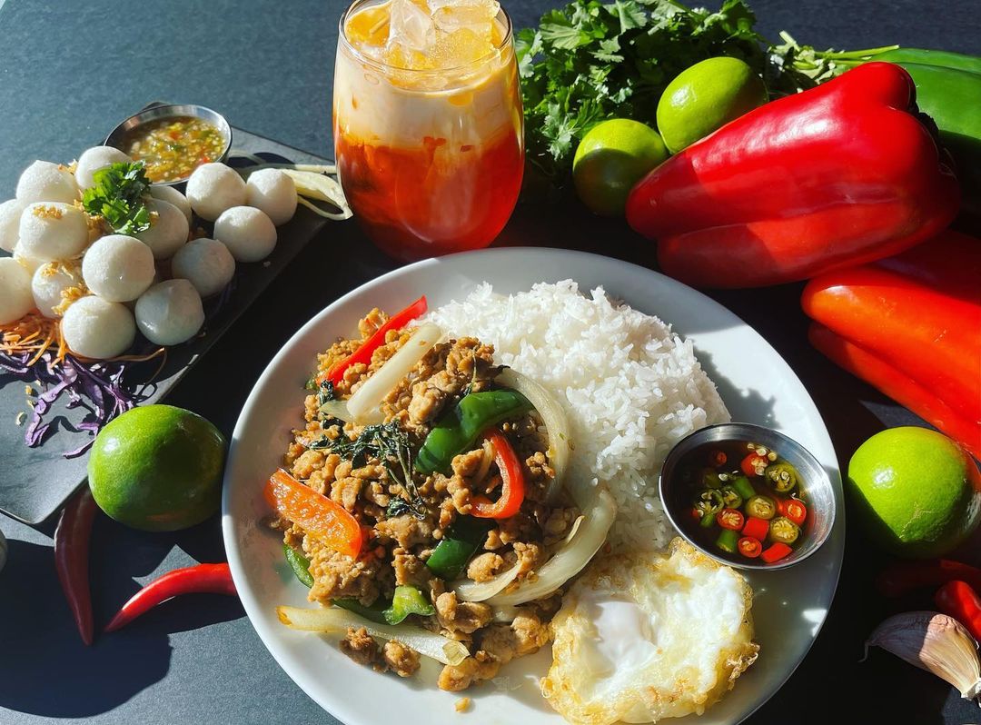BalamaoBoston's tweet photo. Kra-Pow with minced chicken add fried egg 🍳 with Luak Jim Look Chin Pla and Thai Ice Tea
https://t.co/91MTkwyOGn
(617)992-6442
433 Washington Street, MA 02135
UberEat / Doordash
#balamao #krapow #friedegg #luakjimlookchinpla #thaiicedtea #thairestaurantinboston #brighton https://t.co/6d4frn3FhU