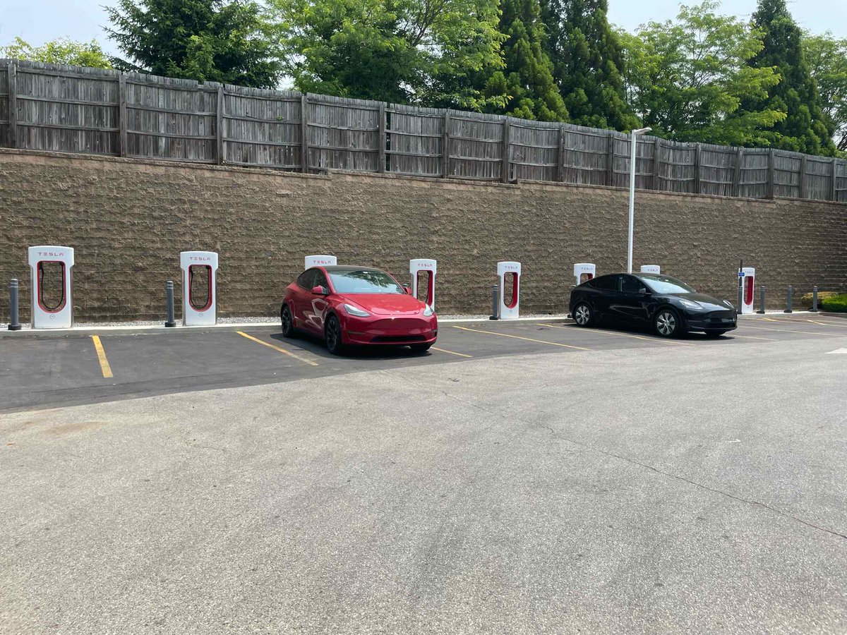 TeslaCharging's tweet photo. New Tesla Supercharger: Kennett Square, PA (8 stalls) 
https://t.co/L7xpcynFWj https://t.co/4p7X2erIYu