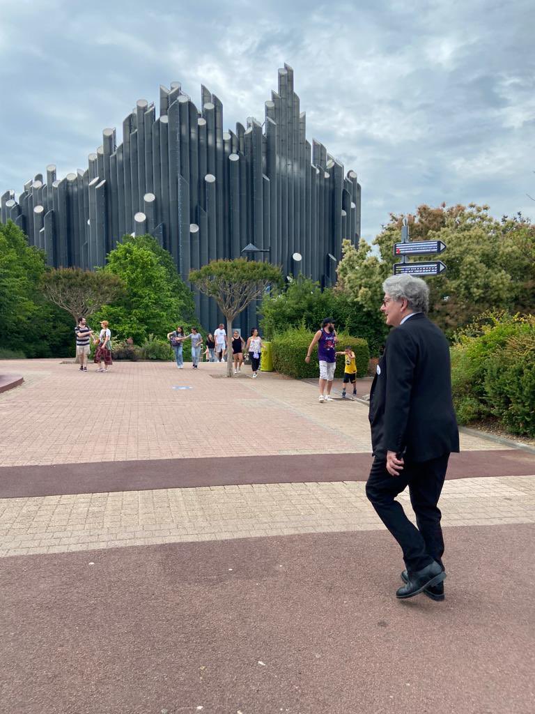 ThierryBreton's tweet photo. René Monory était un grand homme d'Etat.

C'était aussi un entrepreneur, guidé par la passion du futur.

Heureux de célébrer aujourd'hui au Futuroscope — grande réalisation dont j’ai eu l’honneur d’être le chef du projet à ses côtés — le centenaire de sa naissance. https://t.co/Akc5Apl1cb