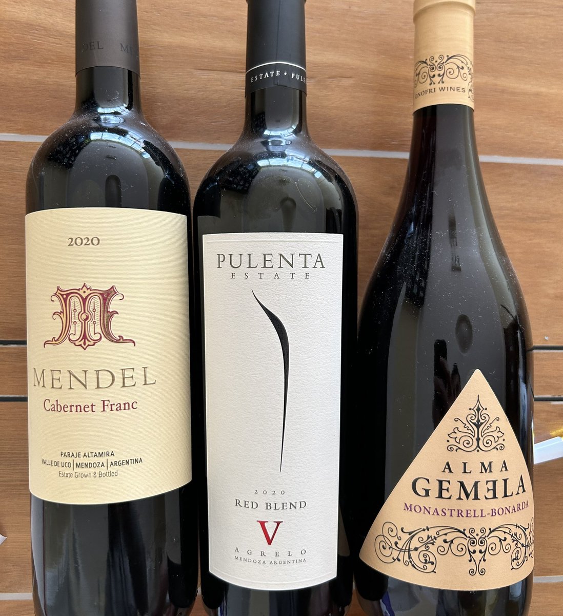 Y como papá se merece todo (espero que me estén leyendo en casa), sumamos una selección de vinos de la bodega propia del corralón!
