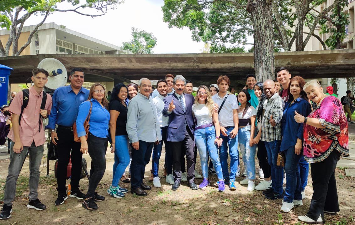 ADVenezuelaa's tweet photo. Dirección Nacional de #AcciónDemocrática presente en la Universidad Central de Venezuela, donde se desarrollan las elecciones de autoridades. AD siempre apuesta a sus principios democráticos y utiliza el voto como herramienta de cambio para un mejor mañana. https://t.co/odvaHgKkxu