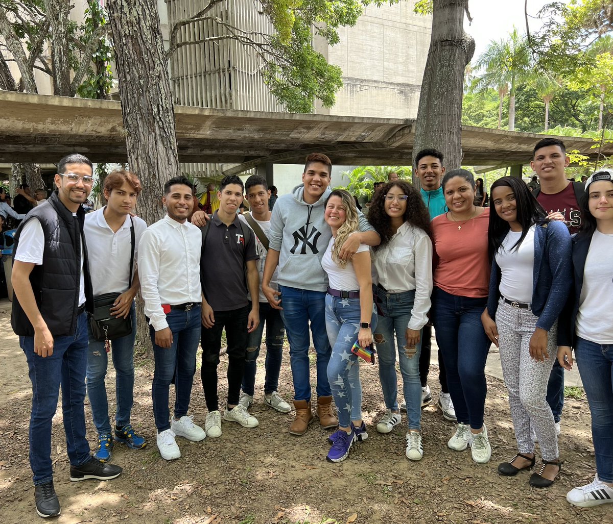 ADVenezuelaa's tweet photo. Dirección Nacional de #AcciónDemocrática presente en la Universidad Central de Venezuela, donde se desarrollan las elecciones de autoridades. AD siempre apuesta a sus principios democráticos y utiliza el voto como herramienta de cambio para un mejor mañana. https://t.co/odvaHgKkxu