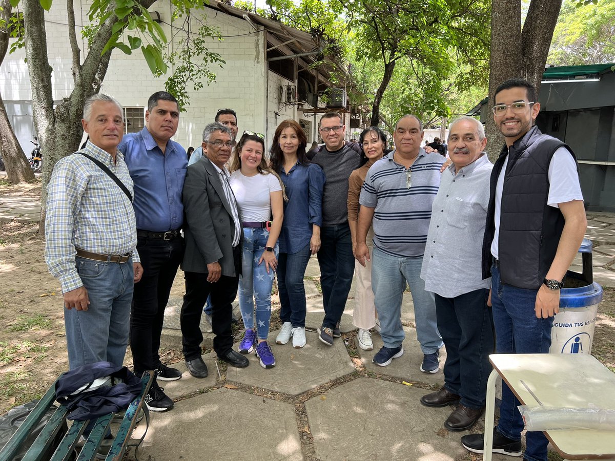 ADVenezuelaa's tweet photo. Dirección Nacional de #AcciónDemocrática presente en la Universidad Central de Venezuela, donde se desarrollan las elecciones de autoridades. AD siempre apuesta a sus principios democráticos y utiliza el voto como herramienta de cambio para un mejor mañana. https://t.co/odvaHgKkxu