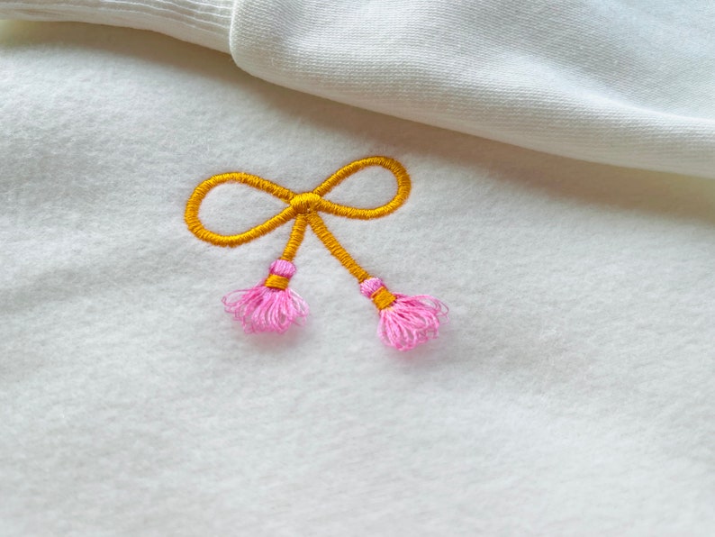 Fringed tassels Bow etsy.com/listing/144696… #machineembroiderydesigns #machineembroidery #embroidery #embroiderydesign #machinebroderie #bordado #Stickdatei #tassels #bow #ribbon #laces #kids #baby #addon #accent #knot #artapli #etsyfinds #etsysale #etsy
